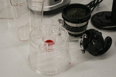 Close up pic showing that the components that make this juicer aren't of the best quality. Close up pic showing that the components that make this juicer aren't of the best quality.